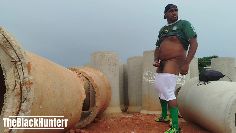 TheBlacKHunterr: Повернувшись з гри, весь спітнілий, я збудився і мусив кінчити