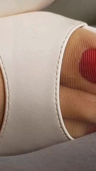 Dani Leg em meia-calça bronzeada com toe toe nail polonês