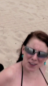 La leggenda delle grandi tette desiree DeLuca viene rimorchiata in spiaggia