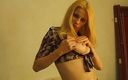 Flash Model Amateurs: Цицькаста блондинка в еротичній сольній сцені