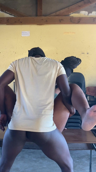 umswati: Sama istri di gedung umum