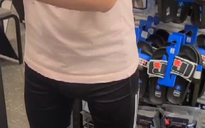 Kinkytwinkpamps: 쇼핑몰 관장 위에 요가 반바지를 입은 펨보이