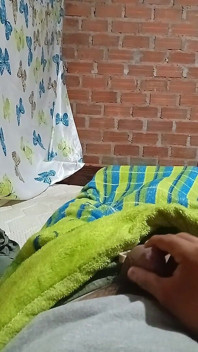 Masturbando-me sozinho na minha casa