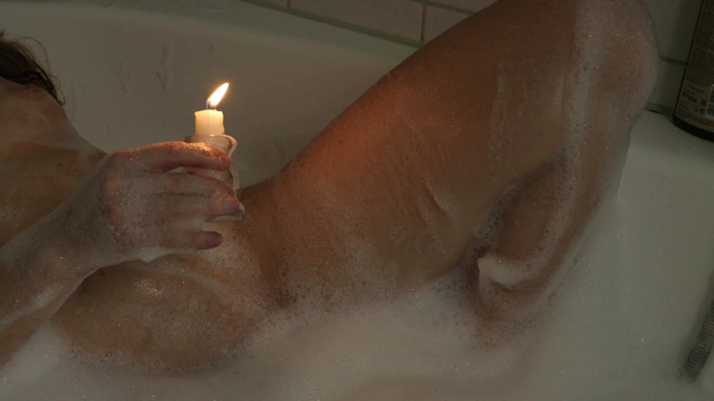AnnaHomeMix: A Slender Beauty Takes a Bath with Foam Caressing Pussy....