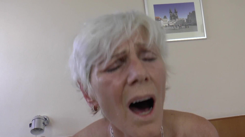Deutsche Omas: horny granny gets her pussy licked