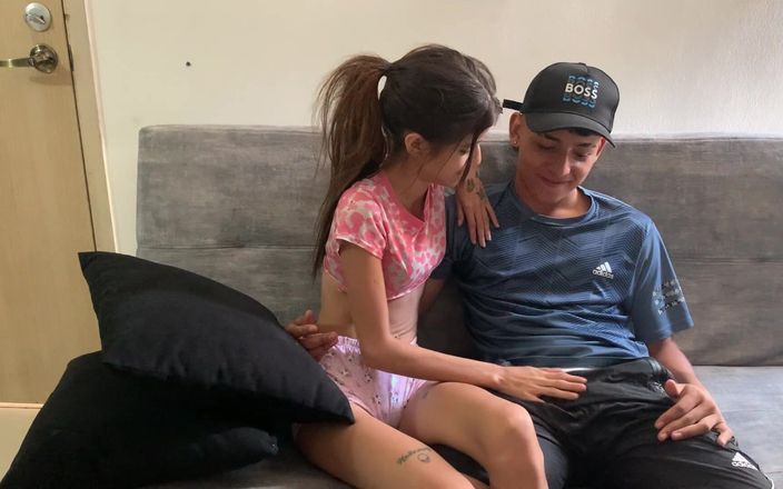 TUflacasex123: Üvey kız kardeşim evde yalnızken onu ziyaret etmemi sağlarken ne...