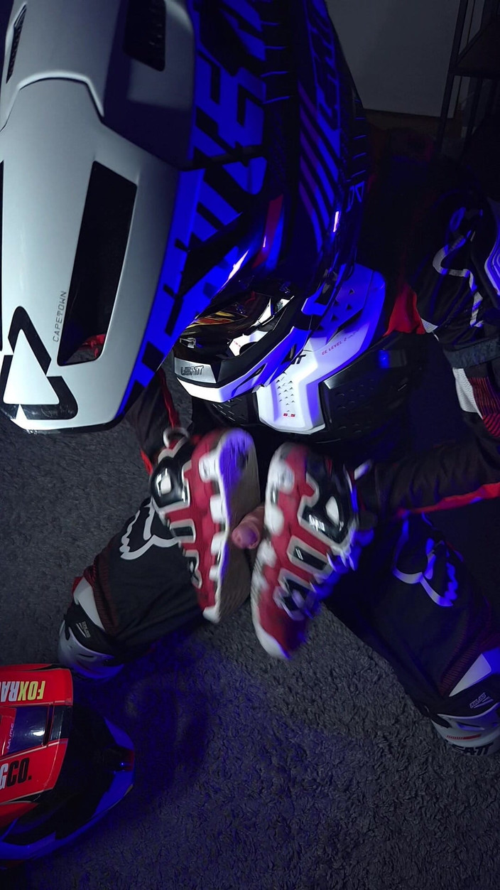 Sneakersmax98: Motociclista arrapato gioca con il suo cazzo