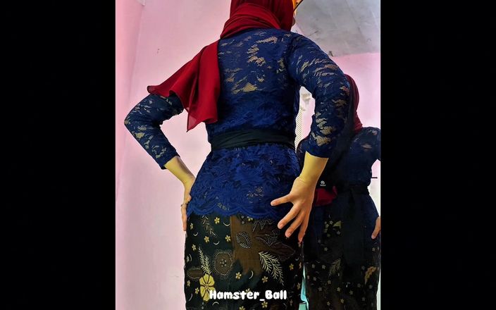 Hamster_Ball: Hijab Kebaya-jurk passen met Thaise meid