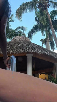 Vollbusiges Schwarzes Mädchen Am Pool Aufgerissen Und Vollgespritzt