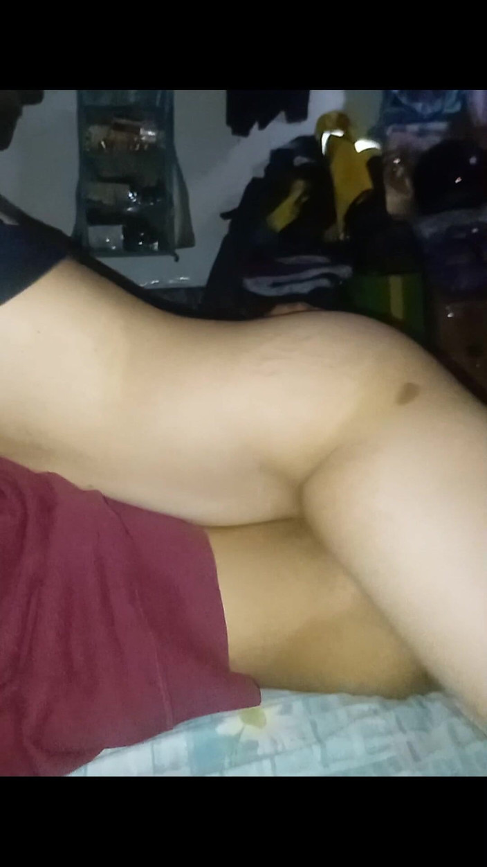 Famly sex: Güzel beyaz Asyalı kızın minyon vücudunun tadını çıkarıyor