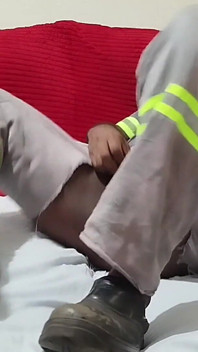 Sam w domu, masturbująca się i dochodząca w butie z