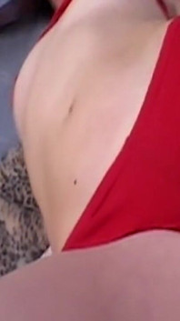 Ragazza bianca minuta che cavalca sulla sua BBC