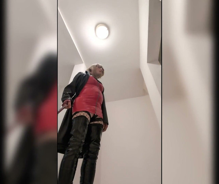 Chatuser: Berjalan di Rumah Letak Kereta, Blonde Dalam But Overknee, Pakaian...