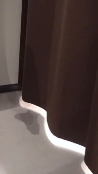 Une Mouillée Squirte Dans Le Vestiaire Public