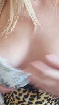สาวเปลือยร้อนแรงเปลือยในห้องนั่งเล่น