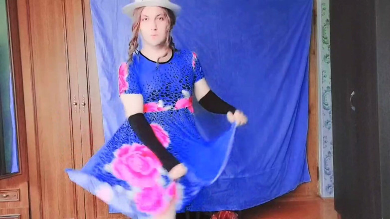 Kitty_Cross: Sissy vui vẻ ngồi bên trên chiếc ghế lông lớn