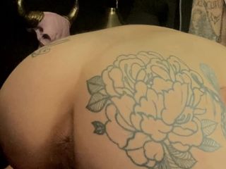 BleuBrutalRose: MILF Goth Snowbunny yang submisif, menjerit kuat semasa dihenjut pantatnya
