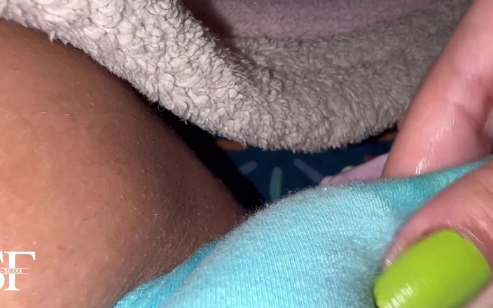 sofiasexxx: Sono così caldo che devo masturbare