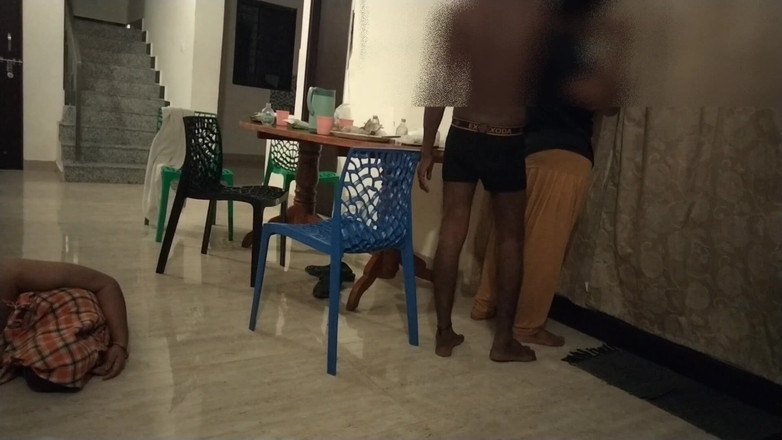 Tamil lesbian: Dança casual