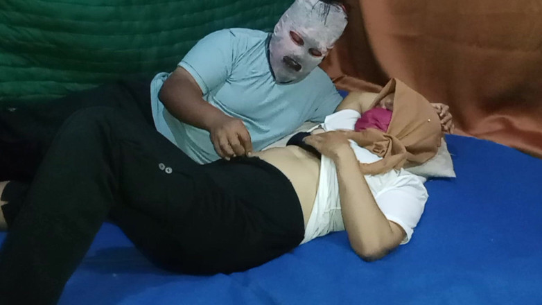 Babang endut: インドネシア 継母の膣が舐めてセックスを求めている