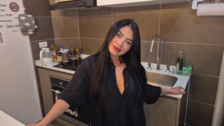 AlejandraPalacios: Istri nakal ini nyepong kontolnya dengan nikmat di hari pria...
