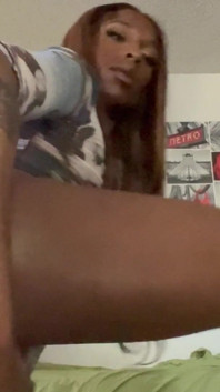 TS Beauty Spreading Ass Cheeks Now
