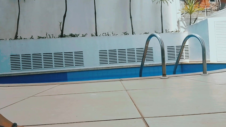 Raquel Cardoso Da Rosa: Avkoppling vid poolen hemma