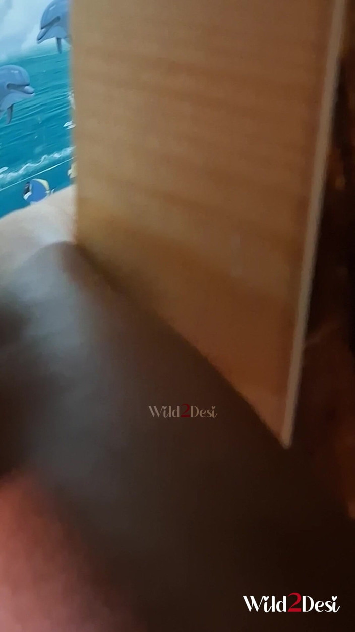 Wild2Desi: Ma coloc m’a surpris en train de la regarder sous...
