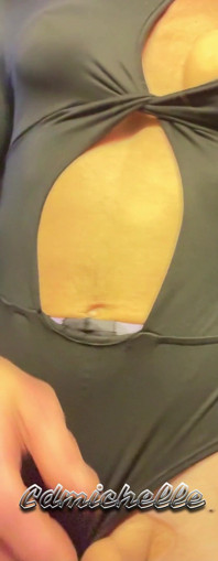Cdmichelle draagt sexy bodysuite