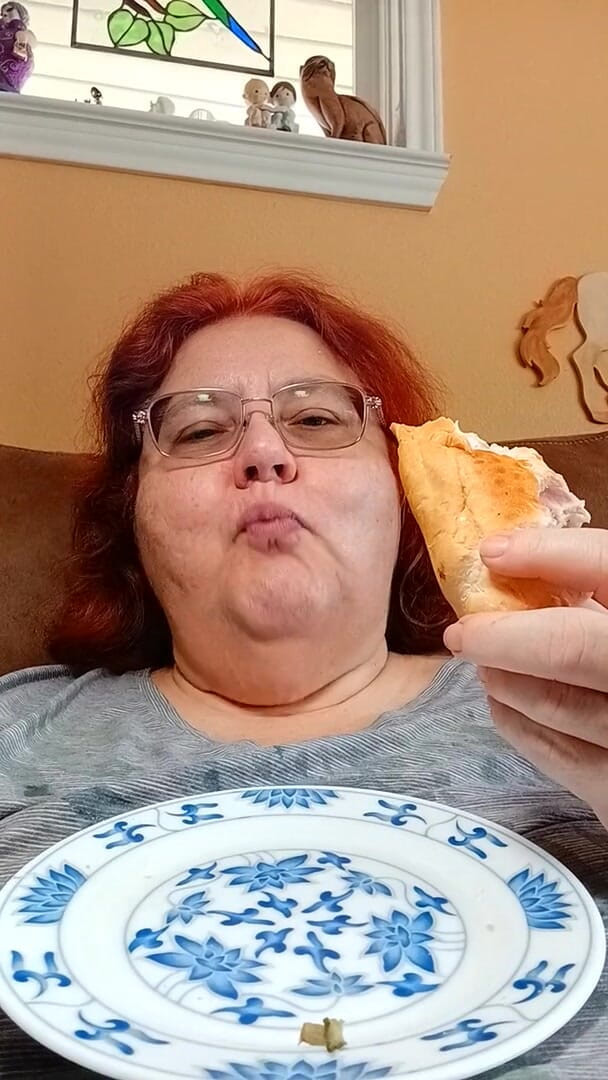 BBW nurse Vicki adventures with friends: Mangia un rotolo di sandwich Bolo per la ragazza grassa...