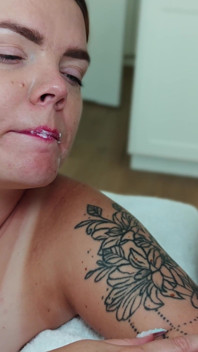 Un Relais De Baise Par La Gorge. Plusieurs Bites Fourre Du Sperme Dans La Bouche D’une Étudiante À Forte Poitrine.