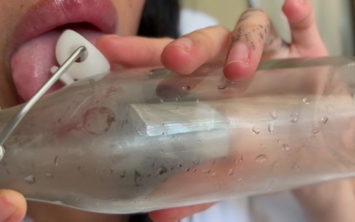 Asmr_mouth: मुझे इस बोतल के साथ बहुत शरारती होने के बारे में देखें