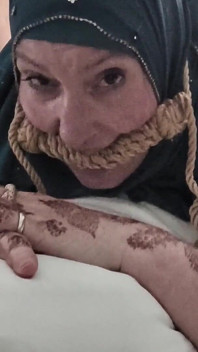 Hijabi cripple bum bdsm från båda vinklarna