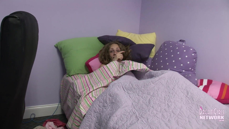 Dream Girls: Une fille mince aux cheveux longs prend son pied dans...