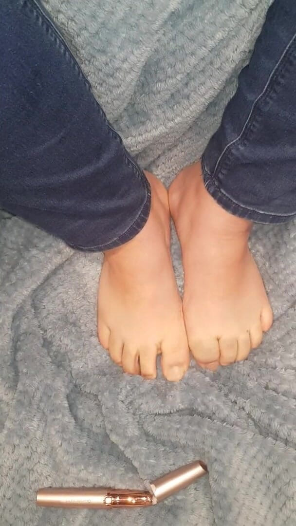 Faith's Feet Fetish: Faith pies fetiche - afeitado mis dedos de los pies