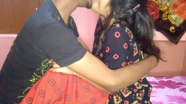 HousewifeGeeta: Virgem enteada menina deu primeira vez foda em hindi, vídeo...