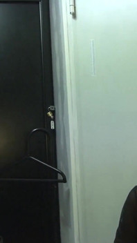 Une MILF blonde se déshabille et se masturbe la chatte excitée