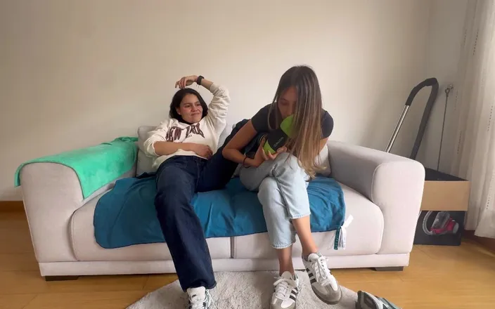 scarlettandc: My Girlfriend Shows Me Her Fetish by Smelling and Massaging...