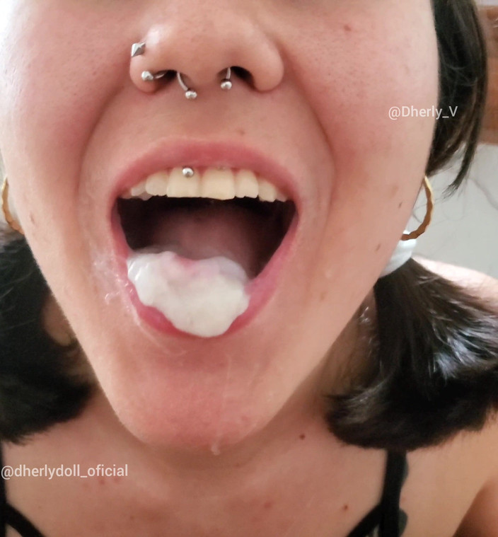 DherlyDoll: Tôi cưỡi con cu của anh ấy trong khi mặc cái...
