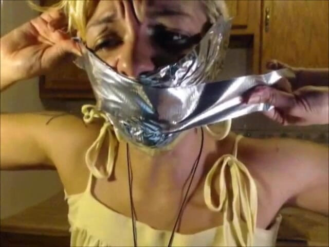 Selfgags classic: Rosalyn riceve la sua consegna di mutandine consumate! *enorme nastro gag*