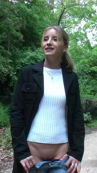 Una guapa rubia muy tímida intenta un segundo casting porno