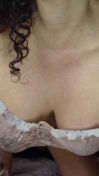 Wanita hamil Ana Menunjukkan Buah dada