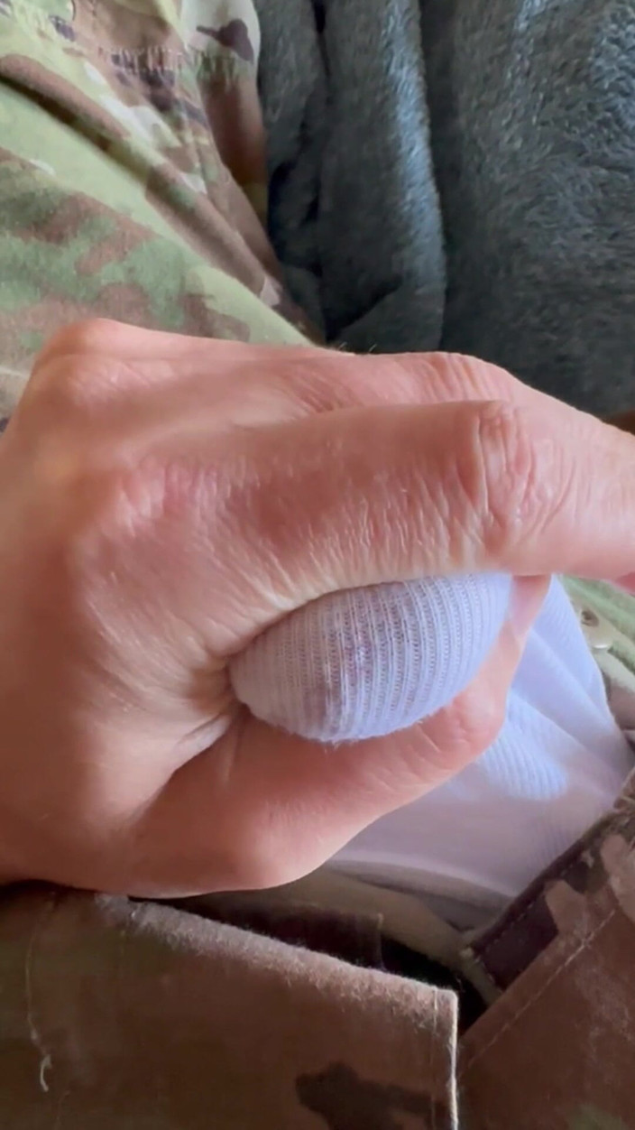 Gay Soldier Stuff: Un soldat de l’armée se branle dans mes ocps et...