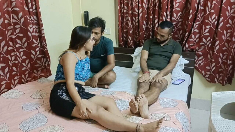 suchismitasarkar: Dva chlapi pozvou dívku a svádějí její trojku