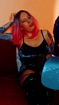 Lady Angela男性顺从跪在地板上舔黑色pvc大腿高靴机器人崇拜靴子支配高跟鞋吮吸