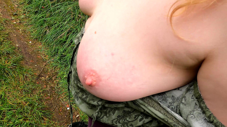 Bouncy Tits Action: Красные сиськи на пешеходной тропе