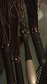 Madura morena milf con collar y encadenada para jugar