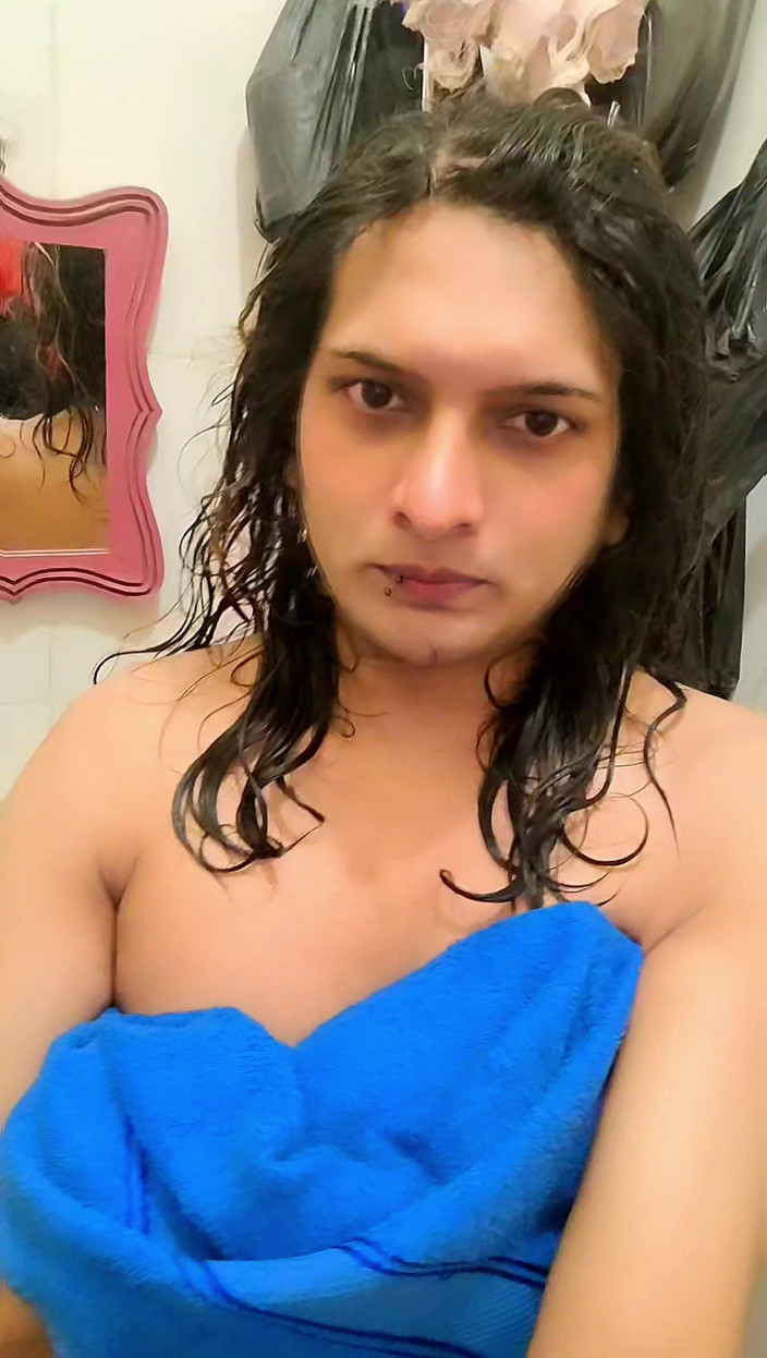 Zoyasazadai: Zoya Shezadi mergând la duș și purtând prosop albastru și vorbind despre...