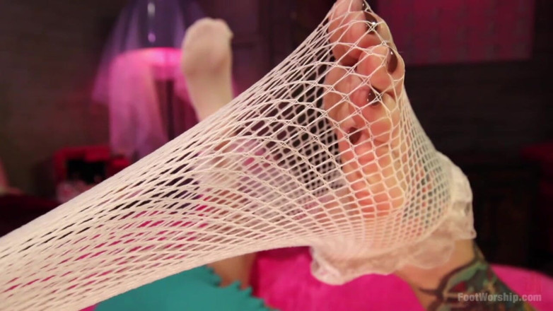 Foot Worship by Kink: Mia Li é o brinquedo lésbico do pé lésbico de Gia...