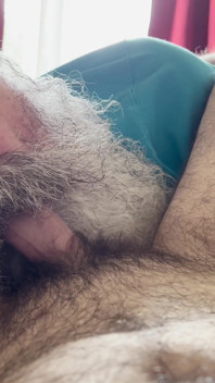 Nonno che succhia un cucciolo peloso.